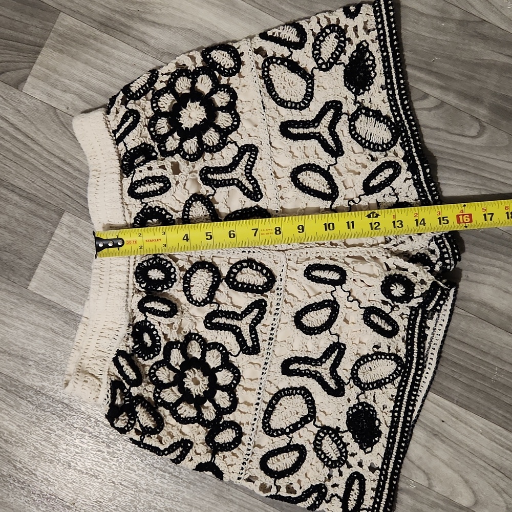 REBELLION Size L. Black and Cream Crochet Top and Shorts Set - Picture 6 of 12